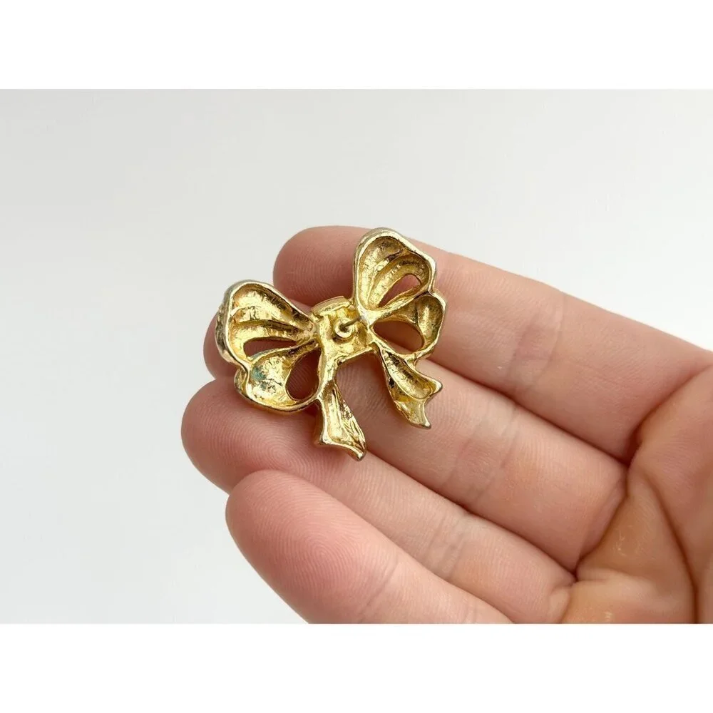 Christmas Bow Rhinestoned Gold Toned Holiday Themed Vintage Jewelry Brooch